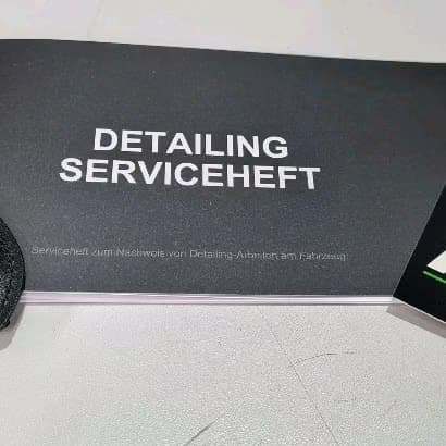 Graues Detailing-Serviceheft zum Nachweis der Detailing-Arbeiten am Fahrzeug.