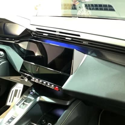 Armaturenbrett und Mitteldisplay eines Peugeot 408 nach der Innenraumaufbereitung.