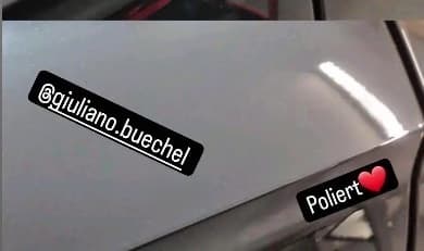 Dieselbe Fahrzeugflanke nach der Politur mit geschlossenem, spiegelndem Klarlack.
